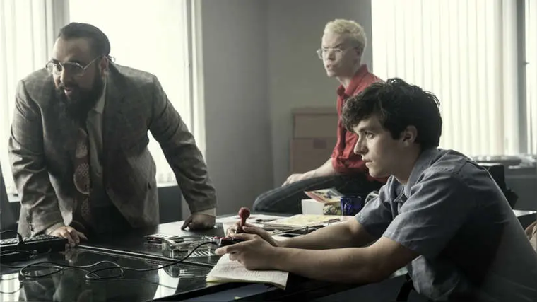 En la película, a medida que avanza la historia el usuario debe seleccionar con su control remoto distintas opciones que aparecen en la pantalla. En la película, a medida que avanza la historia el usuario debe seleccionar con su control remoto distintas opciones que aparecen en la pantalla.