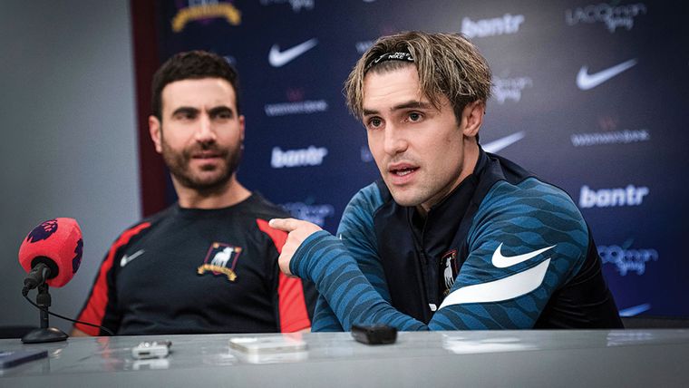 Brett Goldstein y Phil Dunster en Ted Lasso. Brett Goldstein y Phil Dunster en Ted Lasso.