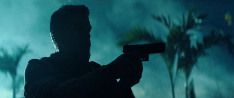 The-rip-el-botin-netflix-matt-damon-gun