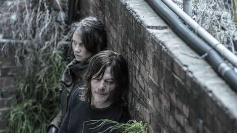 Maggie y Daryl huyendo.