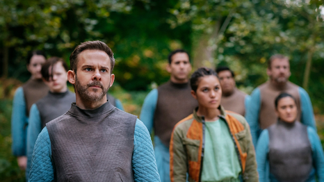 Dominic Monaghan, que brilla en Moonhaven, saltó a la fama por su papel en El Señor de los Anillos.