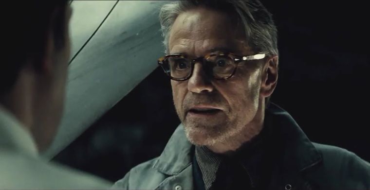 Jeremy Irons como Alfred Pennyworth en Batman v Superman (2016) Jeremy Irons como Alfred Pennyworth en Batman v Superman (2016)