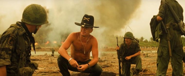 Duvall esgrimiendo la icónica frase del teniente coronel Kilgore: “I love the smell of napalm in the morning”. Duvall esgrimiendo la icónica frase del teniente coronel Kilgore: “I love the smell of napalm in the morning”.
