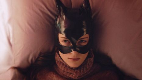 Compuesta por dos temporadas disponibles en Netflix, Bonding sigue a una joven universitaria que trabaja como dominatrix. 