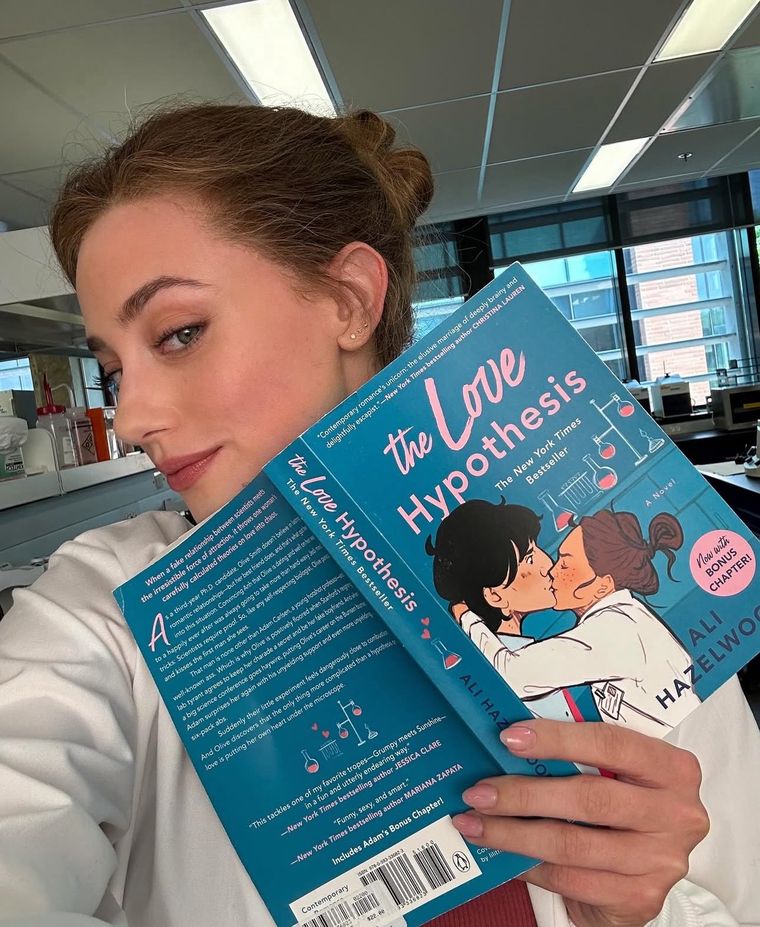 Lili Reinhart anunció la producción de esta adaptación en sus redes sociales. Lili Reinhart anunció la producción de esta adaptación en sus redes sociales.