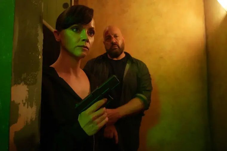 Kevin James y Christina Ricci en ¡Armados! Kevin James y Christina Ricci en ¡Armados!