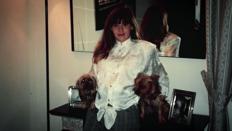 Angi aduce que Netflix hace uso de imágenes de ámbito personal anteriores al crimen que no habrían contado con su consentimiento. Angi aduce que Netflix hace uso de imágenes de ámbito personal anteriores al crimen que no habrían contado con su consentimiento.