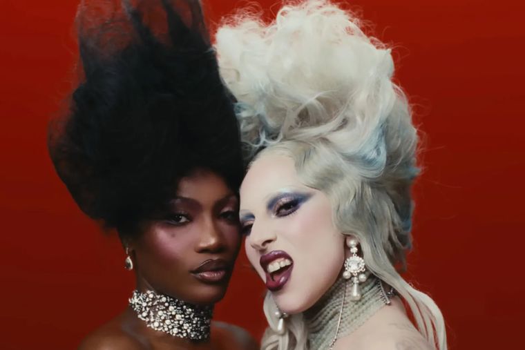 La banda sonora de El Diablo Viste a la Moda 2 tiene mucho sentido con la película.