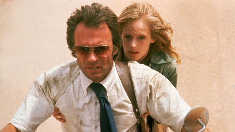 Clint Eastwood dirige y protagoniza Ruta sucia (1977).