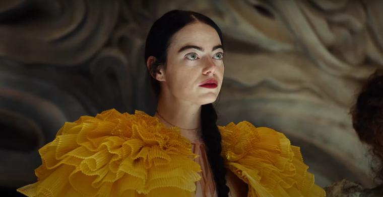 Emma Stone interpreta a Bella Baxter en Pobres criaturas, la nueva película de Yorgos Lanthimos