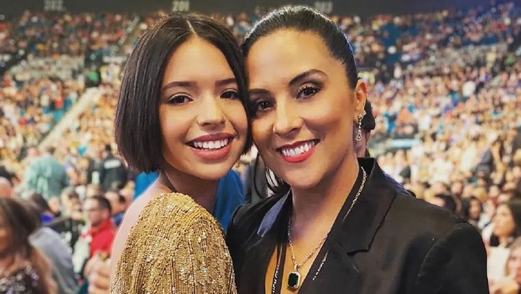 Ángela Aguilar junto a su mamá