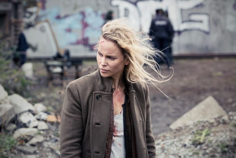 La serie tuvo adaptaciones en varios países, siendo la más conocida la versión americana The Bridge, ambientada en la frontera entre Estados Unidos y México. 