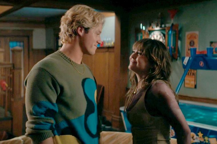La segunda temporada de Off Campus podría basarse en el tercer libro de la saga, Inmune a ti, que tiene como protagonistas a Dean y Allie. La segunda temporada de Off Campus podría basarse en el tercer libro de la saga, Inmune a ti, que tiene como protagonistas a Dean y Allie.