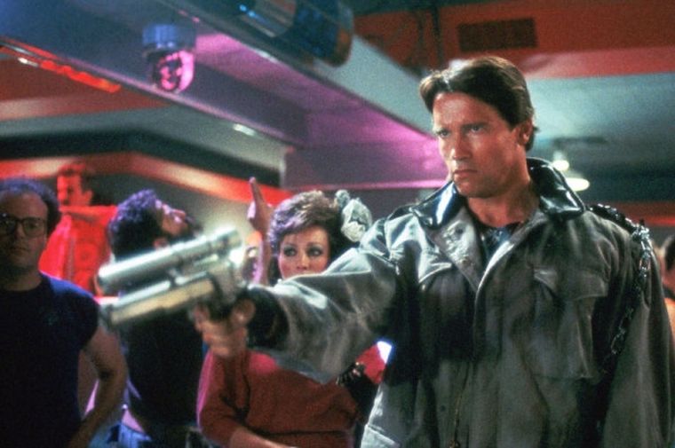 Arnold Schwarzenegger como el imparable e implacable T-800. Arnold Schwarzenegger como el imparable e implacable T-800.