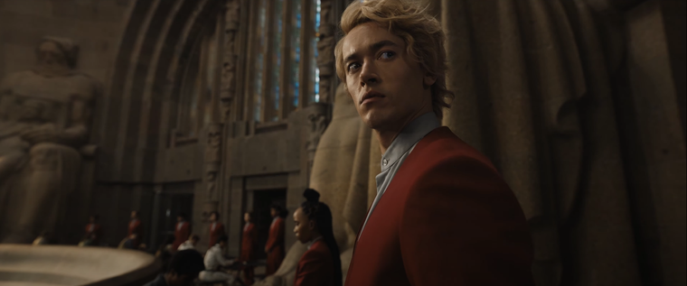 Tom Blyth será quien interprete a un joven Snow