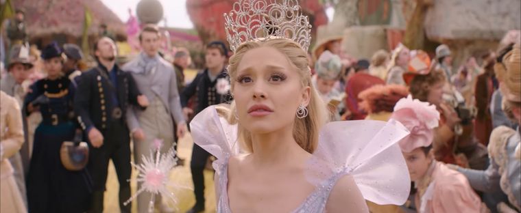 Ariana Grande regresa como Glinda en Wicked: Por siempre. Ariana Grande regresa como Glinda en Wicked: Por siempre.
