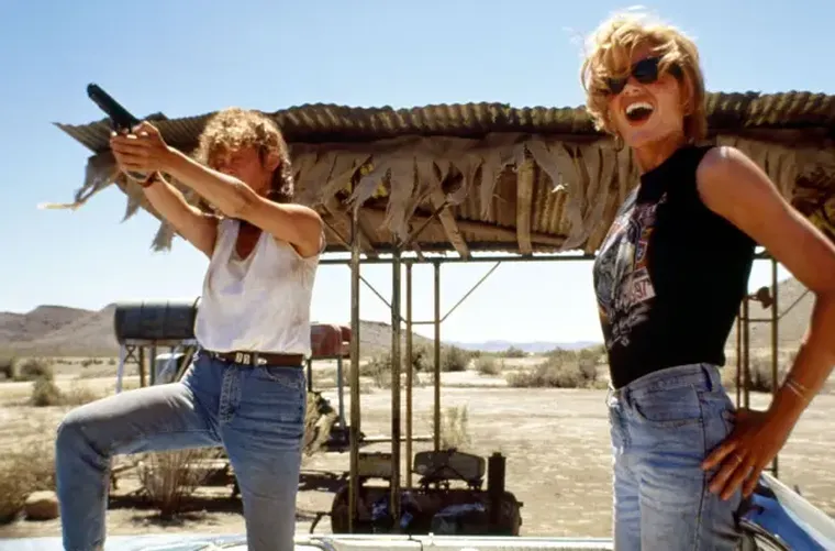 La película está protagonizada por Geena Davis y Susan Sarandon. La película está protagonizada por Geena Davis y Susan Sarandon.