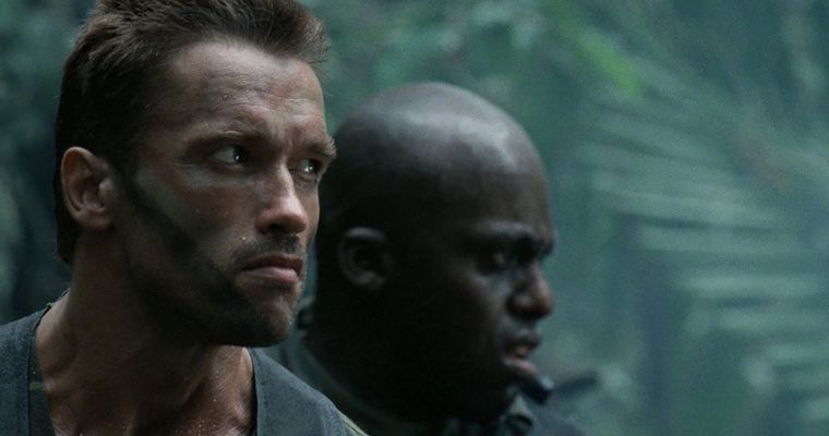 El Mayor Dutch y el sargento Mac disparando al Depredador.