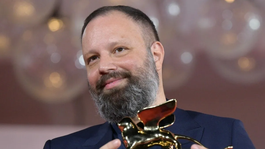 Yorgos Lanthimos con el León de Oro que ganó con Poor Things