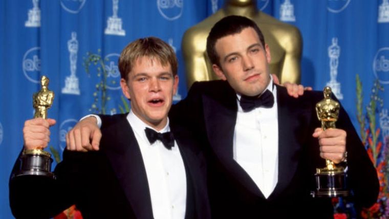 Matt Damon y Ben Affleck celebran tras ganar el Oscar por En busca del destino en la 70ª Entrega Anual de los Premios de la Academia.