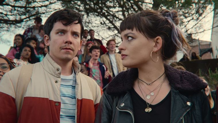 Asa Butterfield y Emma Mackey como Otis y Maeve