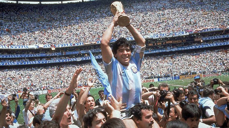 Murió Diego Maradona, el mejor futbolista de la historia