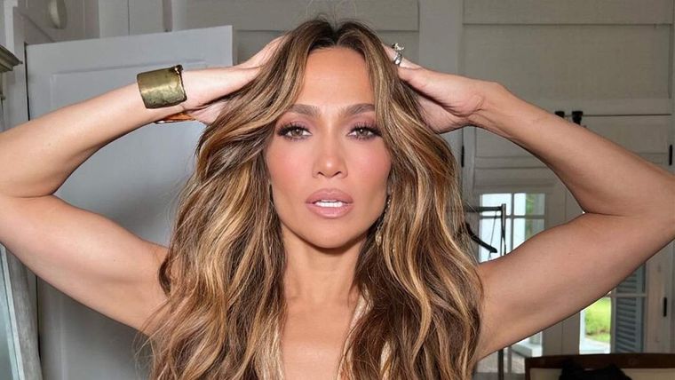 Jennifer López vuelve a sorprendernos con looks que destacan su increíble figura.