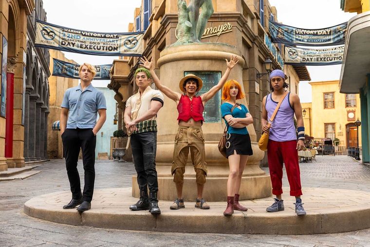 Sanji, Zoro, Luffy, Nami y Usopp en el set de la segunda temporada de One Piece. Sanji, Zoro, Luffy, Nami y Usopp en el set de la segunda temporada de One Piece.