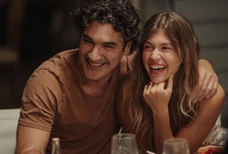 La serie está escrita, dirigida y protagonizada por Christoforos Papakaliatis