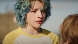 la hija de esta famosa pareja interpreta a la joven natasha romanoff en black widow