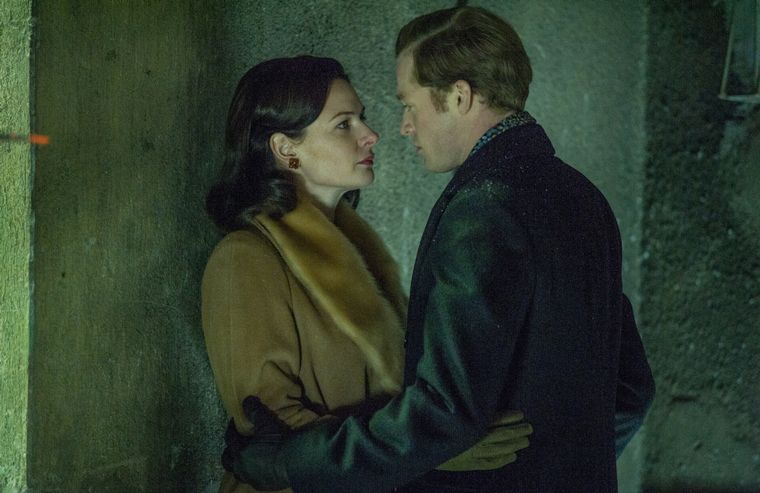 Despite the Falling Snow se basa en una novela del mismo nombre