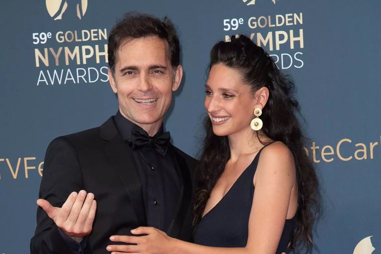 Pedro Alonso junto a su novia