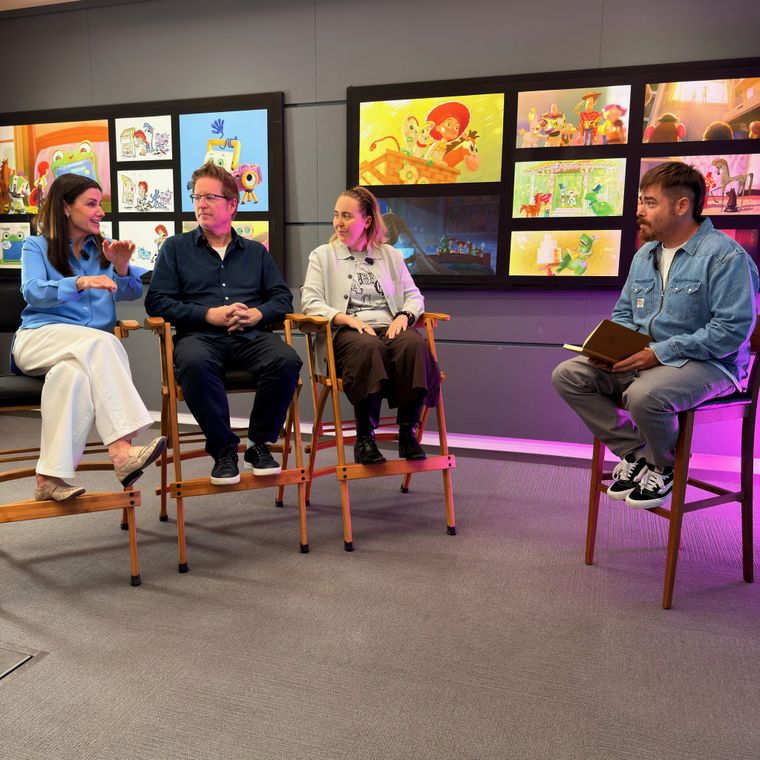 Andrew Stanton, Kenna Harris y Lindsey Collins adelantaron detalles de Toy Story 5 e hicieron un repaso por la historia de la franquicia. Andrew Stanton, Kenna Harris y Lindsey Collins adelantaron detalles de Toy Story 5 e hicieron un repaso por la historia de la franquicia.