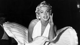 De esta película surgió la famosa escena del vestido de Marilyn Monroe. De esta película surgió la famosa escena del vestido de Marilyn Monroe.
