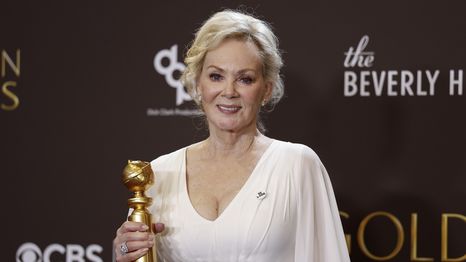 Jean Smart fue una de las actrices que lució el curioso pin durante la gala.&nbsp;