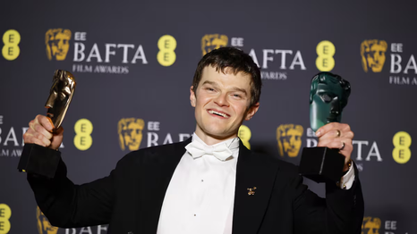Robert Amarayo ganó dos grandes premios en la noche de los BAFTA. Robert Amarayo ganó dos grandes premios en la noche de los BAFTA.