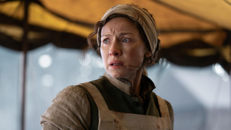 Caitríona Balfe como Claire Fraser