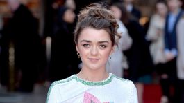 asi luce maisie williams tras un nuevo e impactante cambio de look
