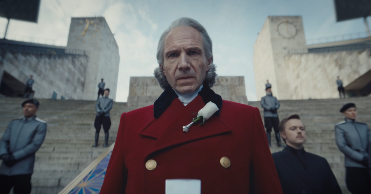 Ralph Fiennes como Coriolanus Snow.&nbsp;