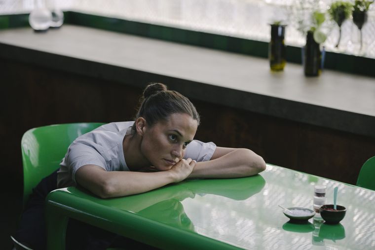 La ganadora del Oscar, Alicia Vikander, ofrece una actuación inquietante y versátil. La ganadora del Oscar, Alicia Vikander, ofrece una actuación inquietante y versátil. 