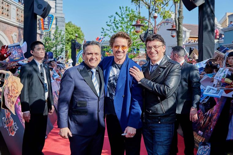 Los hermanos Russo junto a Robert Downey Jr. en la premiere de Infinity War, una foto que anticipó el futuro