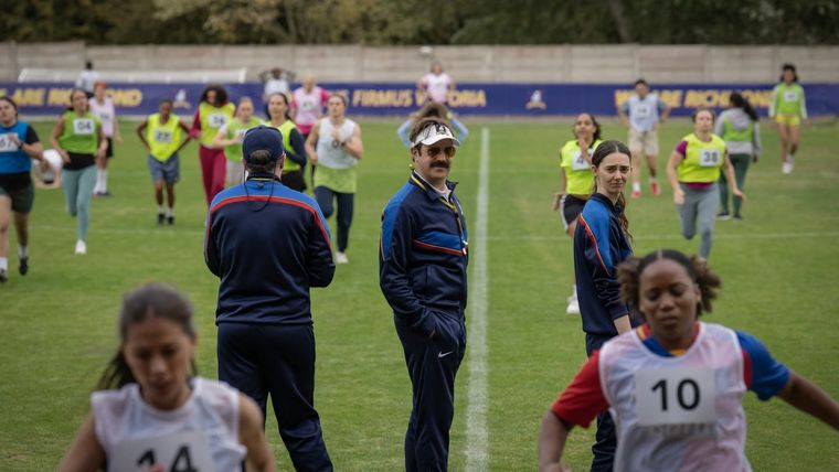 El nuevo desafío de Ted Lasso será dirigir un equipo de fútbol femenino, tal como lo confirman las primeras imágenes de la cuarta temporada. El nuevo desafío de Ted Lasso será dirigir un equipo de fútbol femenino, tal como lo confirman las primeras imágenes de la cuarta temporada.