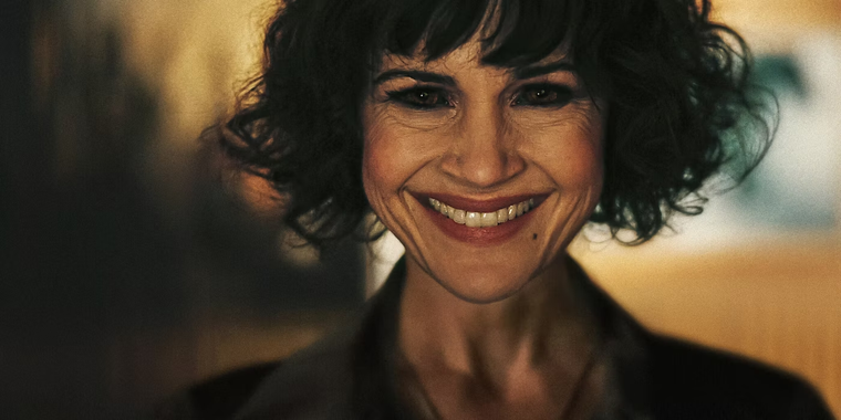 Carla Gugino interpreta a un enigmático personaje en la serie
