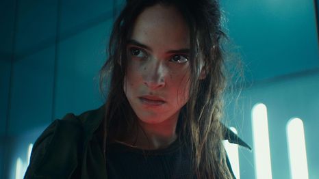 Adria Arjona como Bix Caleen en Andor, la aclamada serie de Andor.