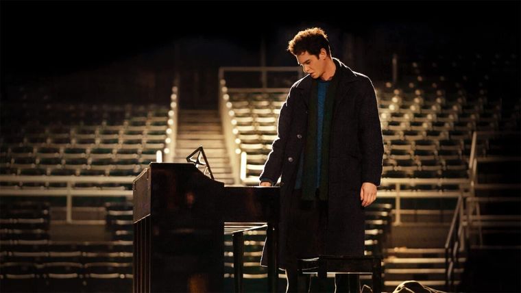 La película está basada en el musical semiautobiográfico del mismo nombre de Jonathan Larson. La película está basada en el musical semiautobiográfico del mismo nombre de Jonathan Larson.