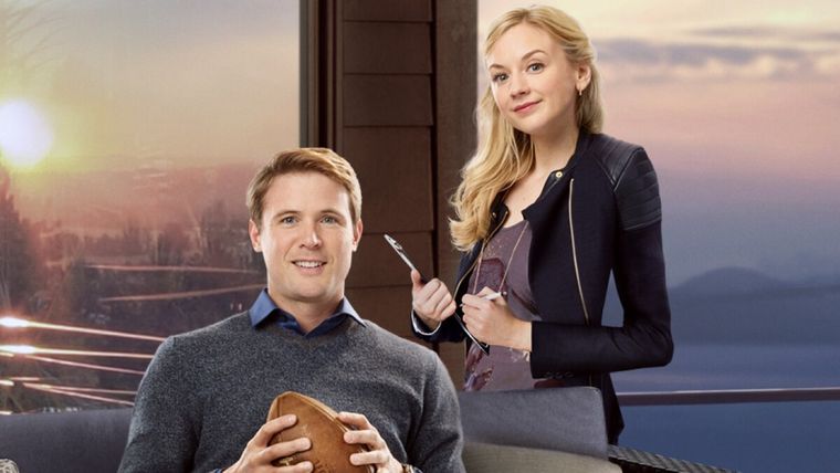 Estrenada en 2016, Amor en la banca sigue a una mujer que consigue empleo como la asistente de una figura de la NFL que se encuentra lesionada