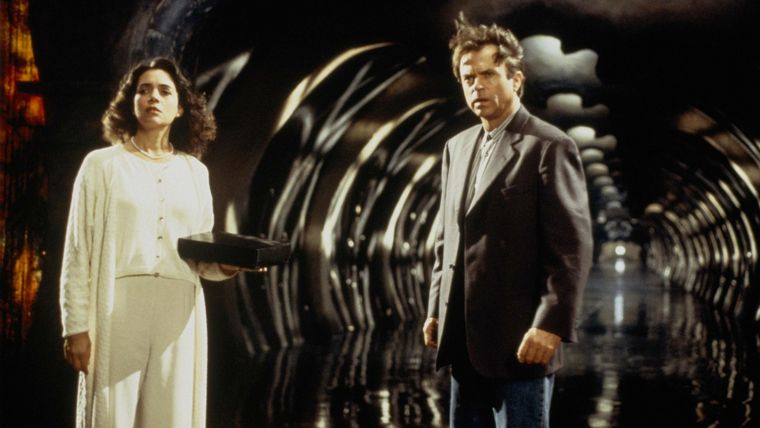 Sam Neill y Julie Carmen en Al borde de la locura. Sam Neill y Julie Carmen en Al borde de la locura.