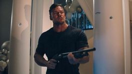 Que Ver | reacher-s3-alan-ritchson-jack-reacher-shotgun.jpg