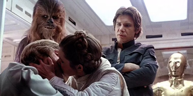 El beso ocurre en Star Wars: El Imperio Contraataca de 1980. El beso ocurre en Star Wars: El Imperio Contraataca de 1980.