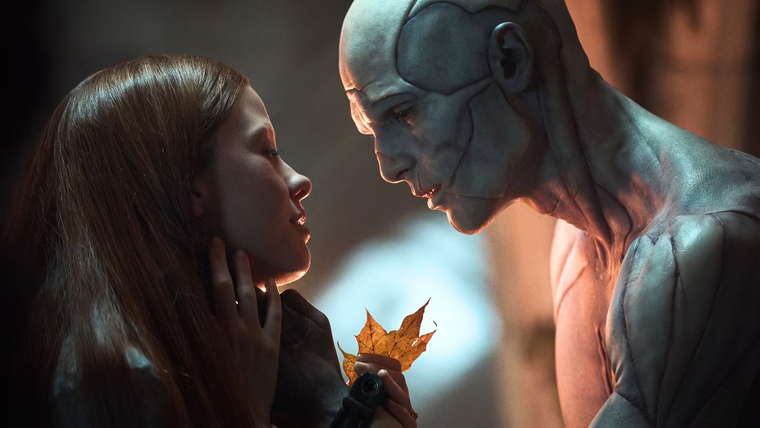 Mia Goth y Jacob Elordi como Elizabeth y la Criatura. Mia Goth y Jacob Elordi como Elizabeth y la Criatura.